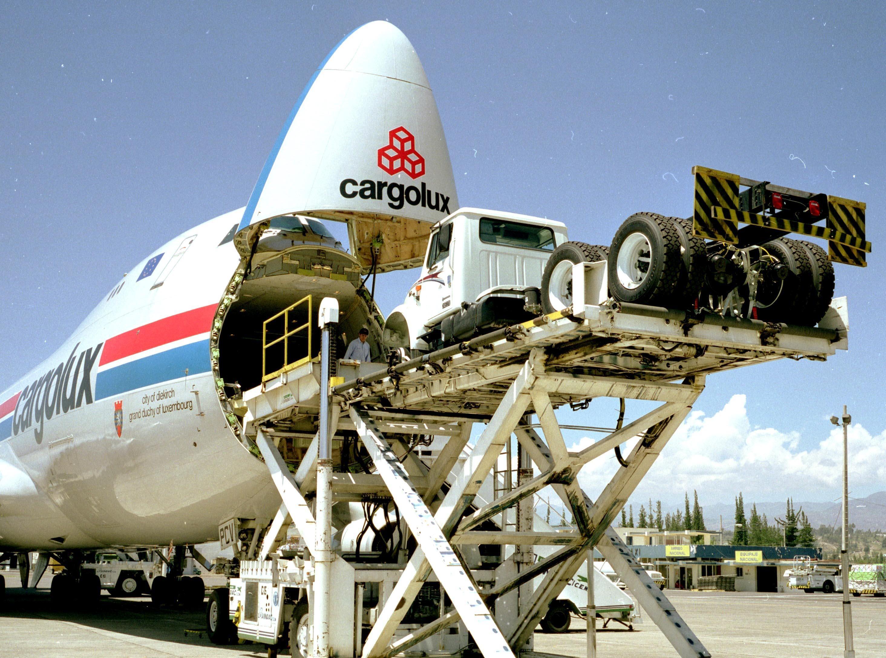 747 400 F TRUCK OFFLOAD2